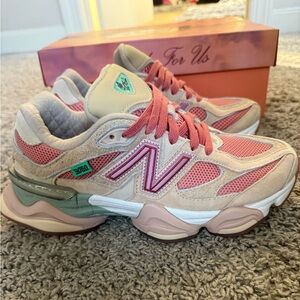 Joe Fresh Goods/New Balance Women's Pink and Cream 9060’s